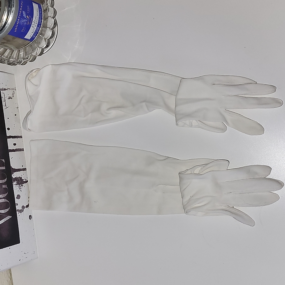 VTG white with pearl accent long gloves, sz 6